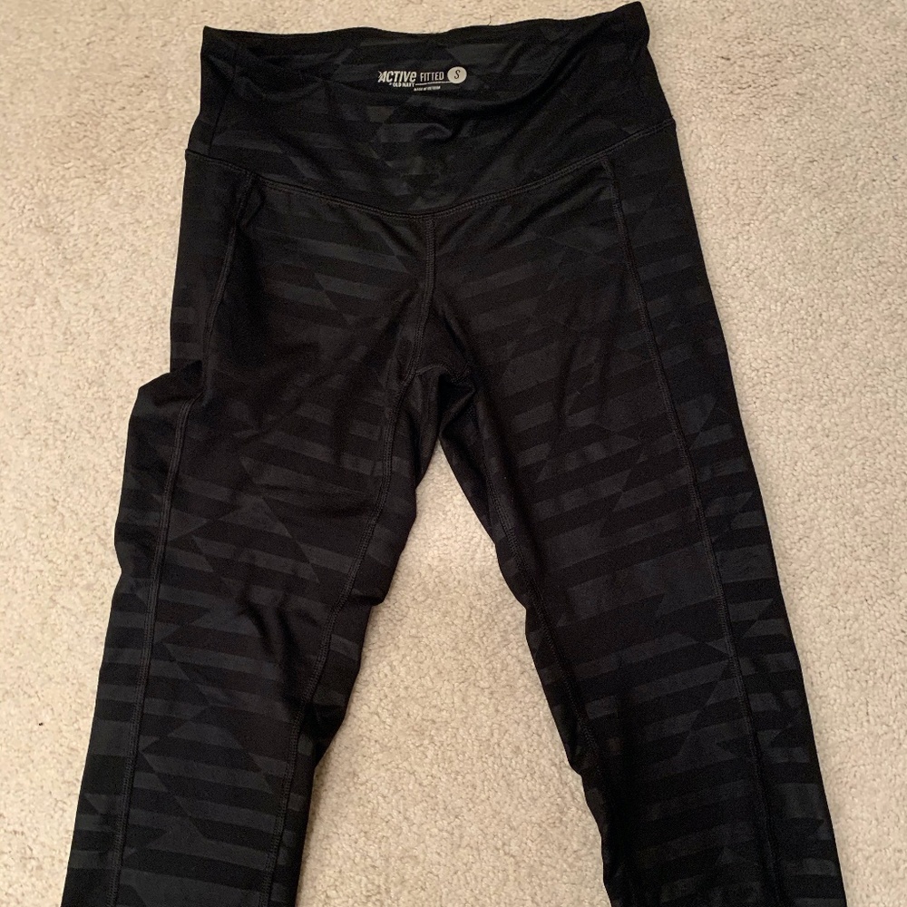 Old navy black patterned capri leggings
